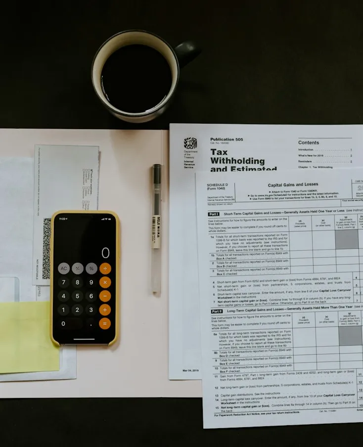 Documento fiscal sobre una carpeta con pluma: defensa fiscal y administrativa en Puebla